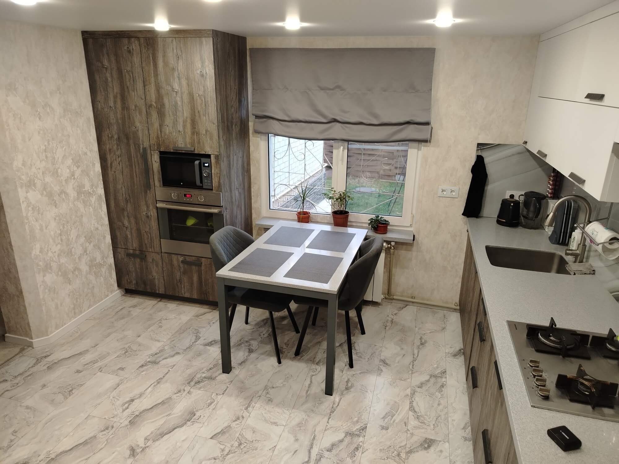 Ламинат серый под кухонной мебелью